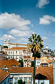 Lisbona - Vista sul monastero di So Vicente. I tetti rossi e le chiese di Alfama si estendono ai piedi del Mirador de Portas do Sol 